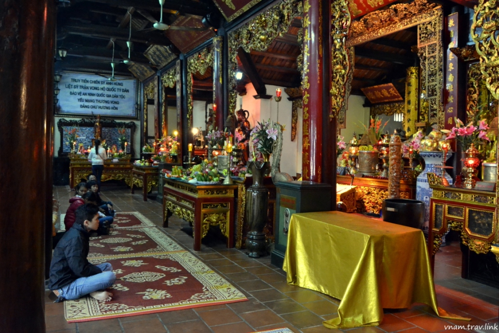 внутри буддийского храма