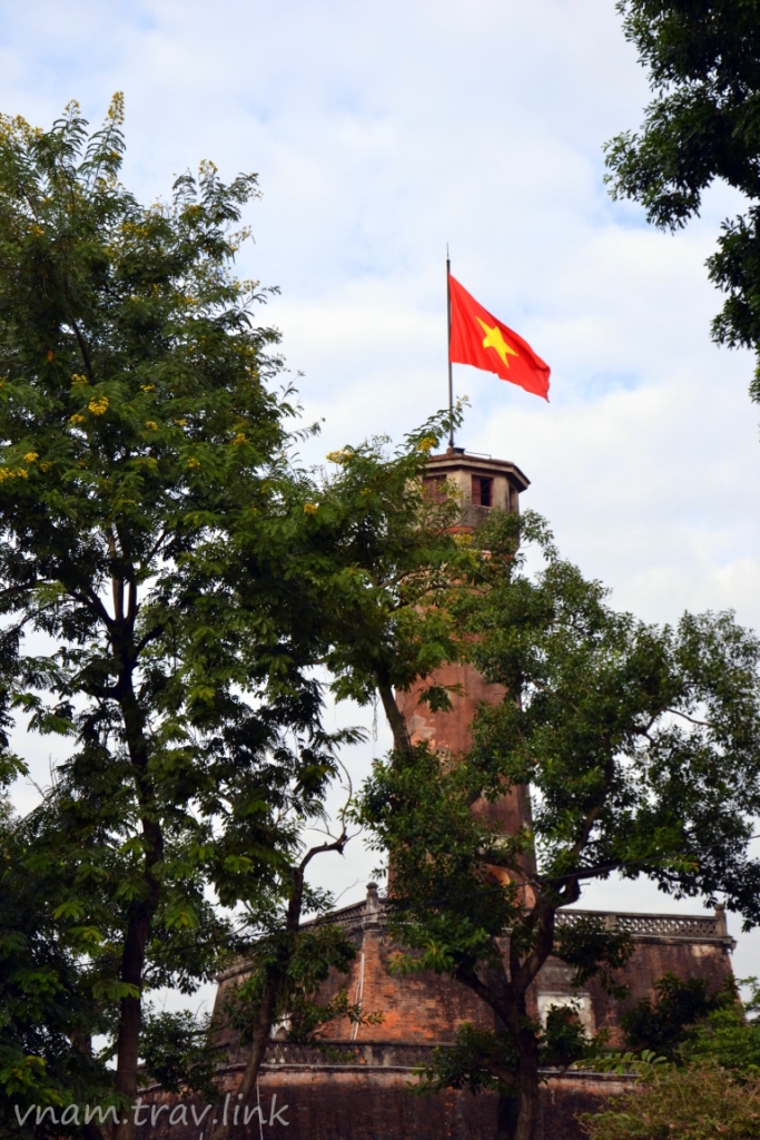 башня с флагом в Ханое Вьетнам