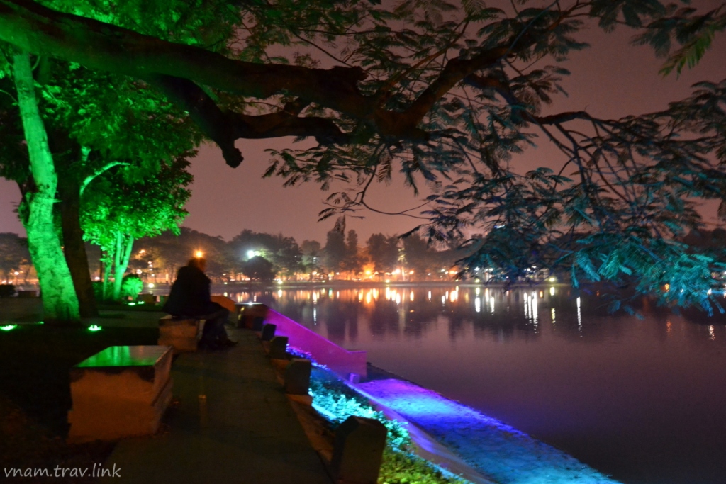 парк возле озера Hồ Bảy Mẫu (Bay Mau Lake) в Ханое