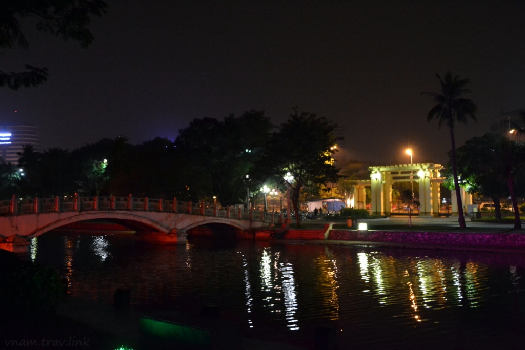 мост парк возле озера Hồ Bảy Mẫu (Bay Mau Lake) в Ханое