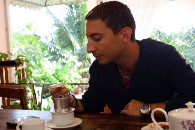 Русфет Кадыров пьёт кофе во Вьетнаме