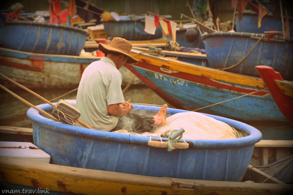 рыбак чинит сеть во Вьетнаме