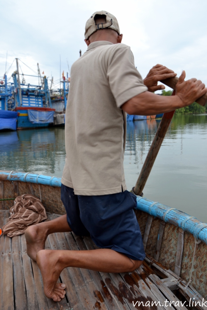 рыбак на обычной лодке во Вьетнаме