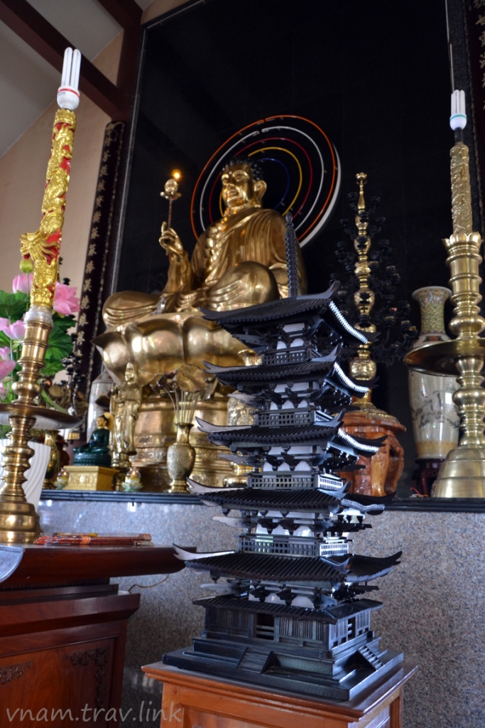 будда и пагода в храме Фантьета