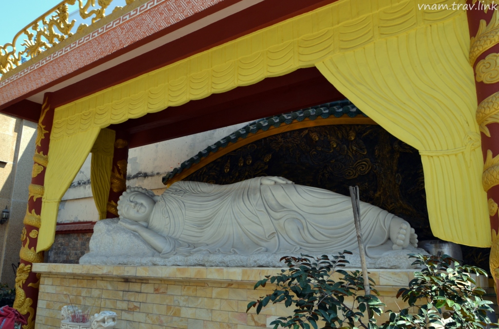 лежащий Будда в храме Фантьета