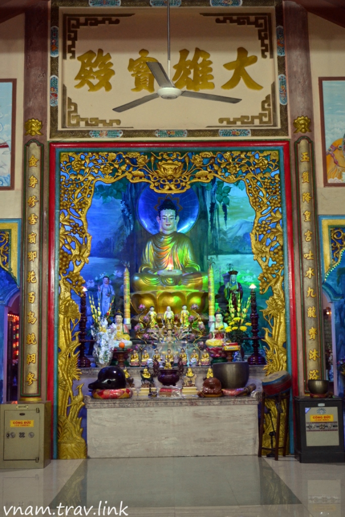 вьетнамские божества в храме