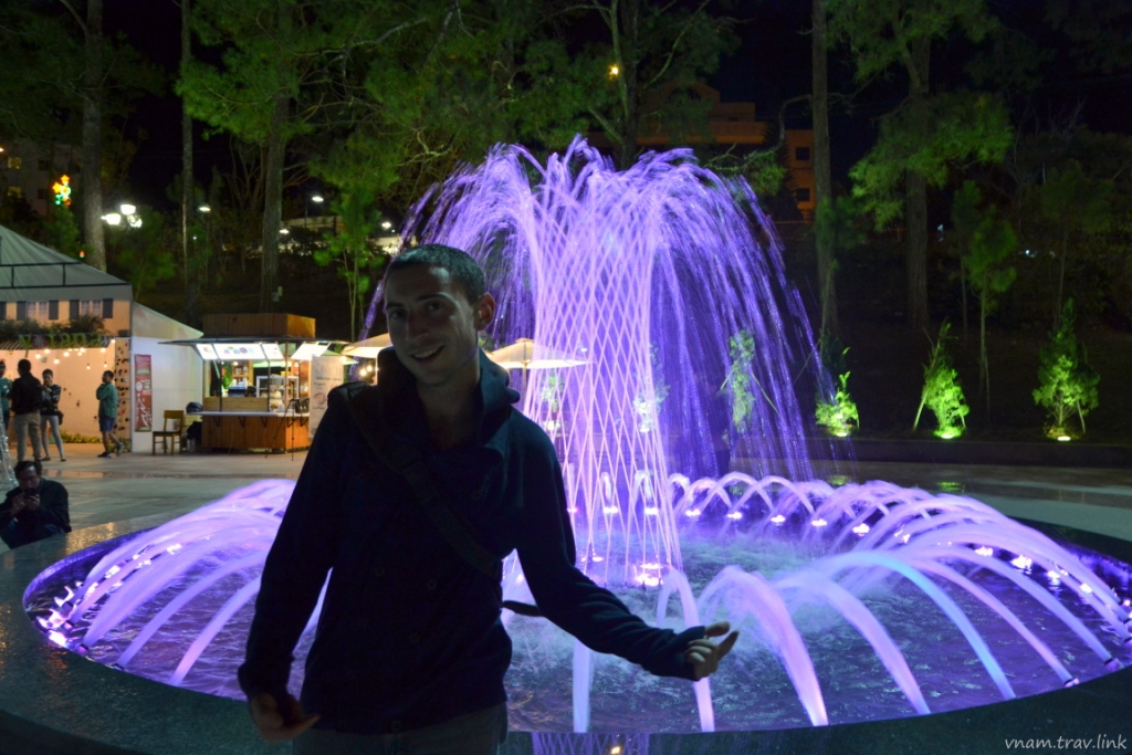 Русфет Кадыров возле фонтана в Далате во Вьетнаме