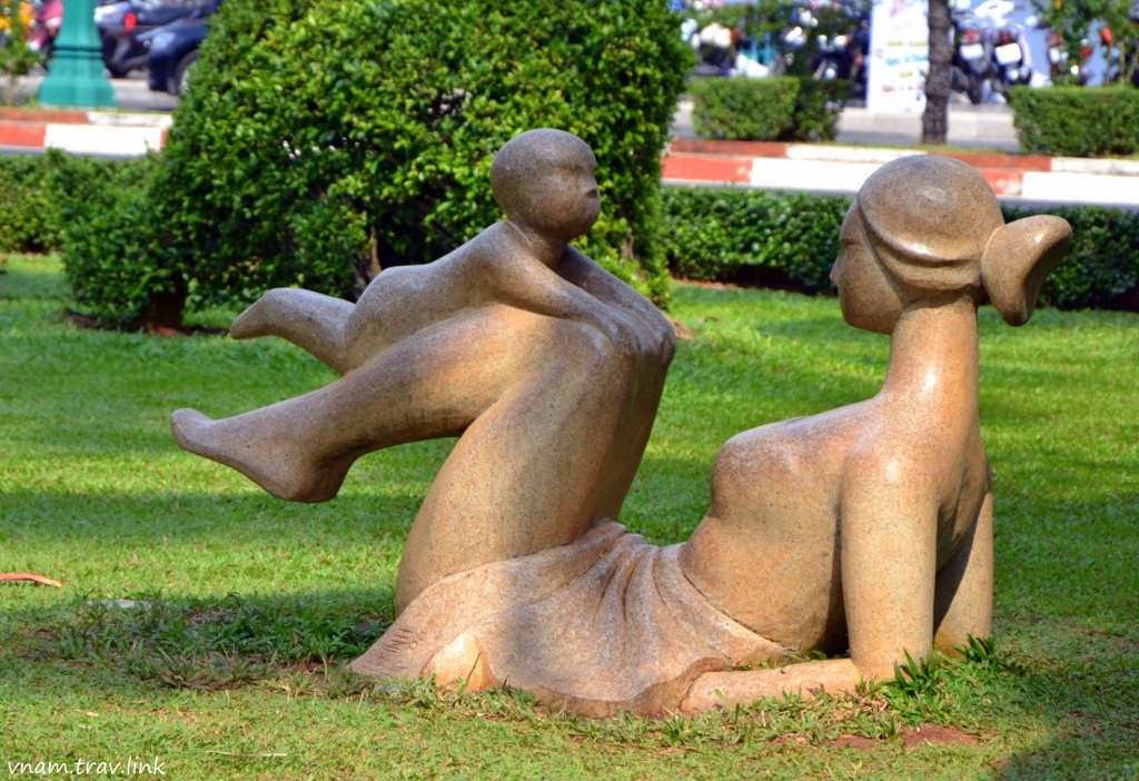 скульпутра на набережной Вунг Тау