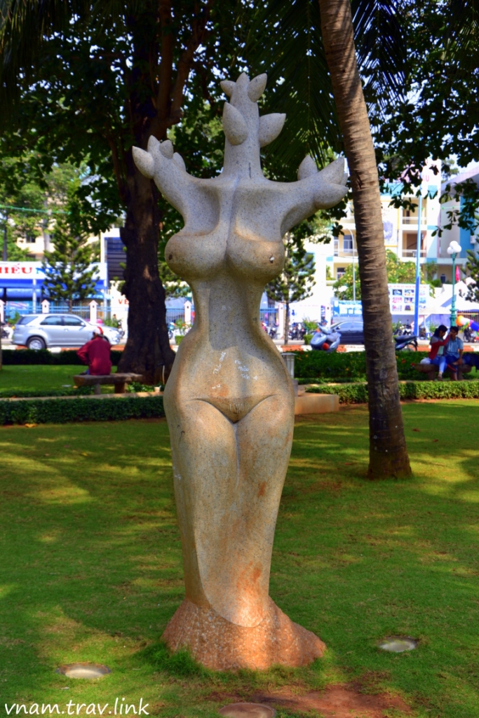 скульпутра на набережной Вунг Тау