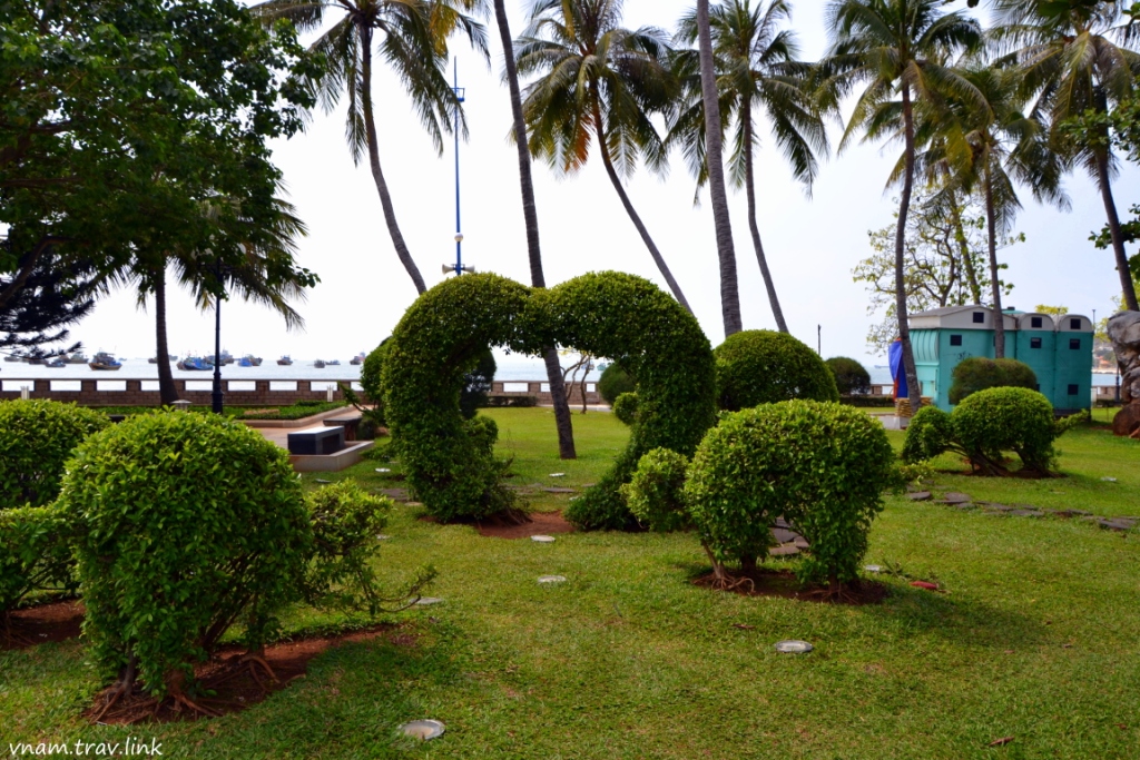 садовые скульптуры на набережной Вунг Тау