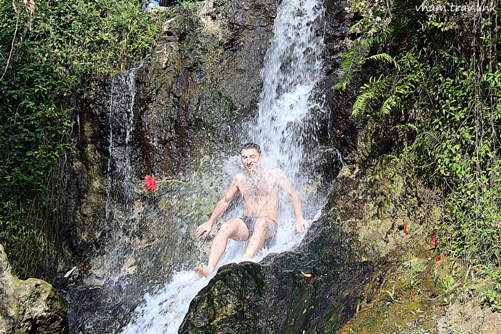 Русфет Кадыров купается в водопаде Fairy Sream во Вьетнаме