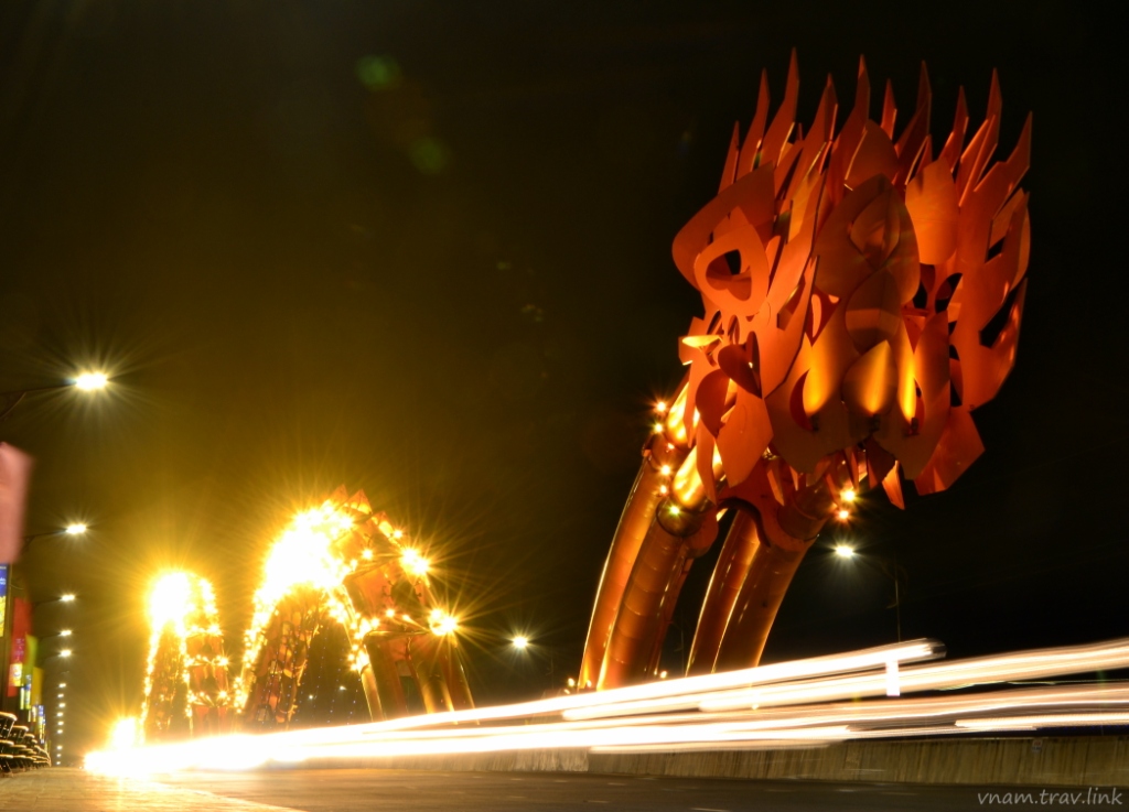 мост дракона ночью в Дананге
