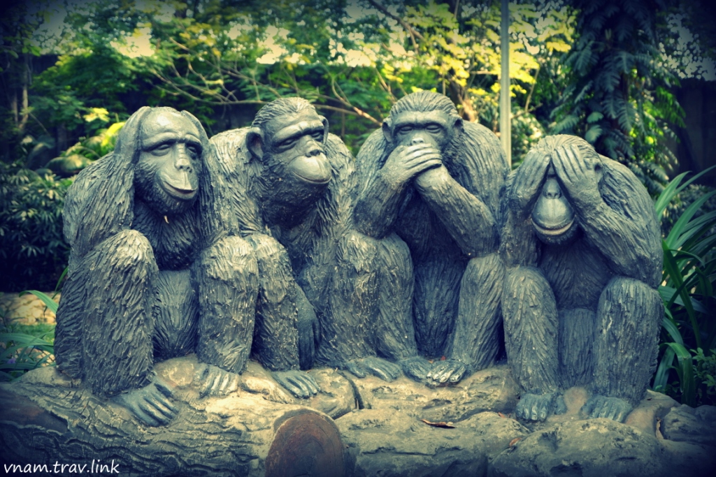 статуя с обезьянами в зоопарке Хошимина
