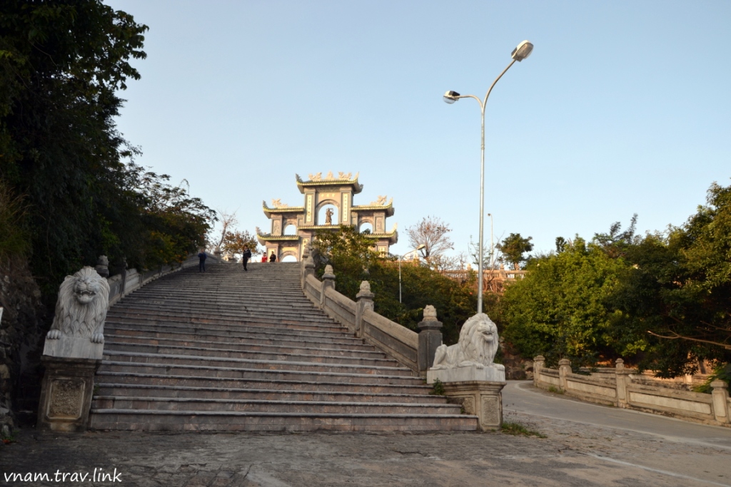вход к Linh Ung Pagoda