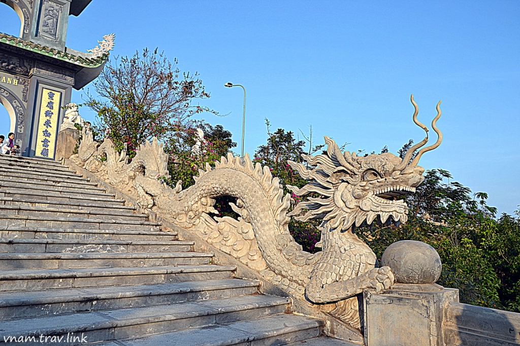 вход к Linh Ung Pagoda