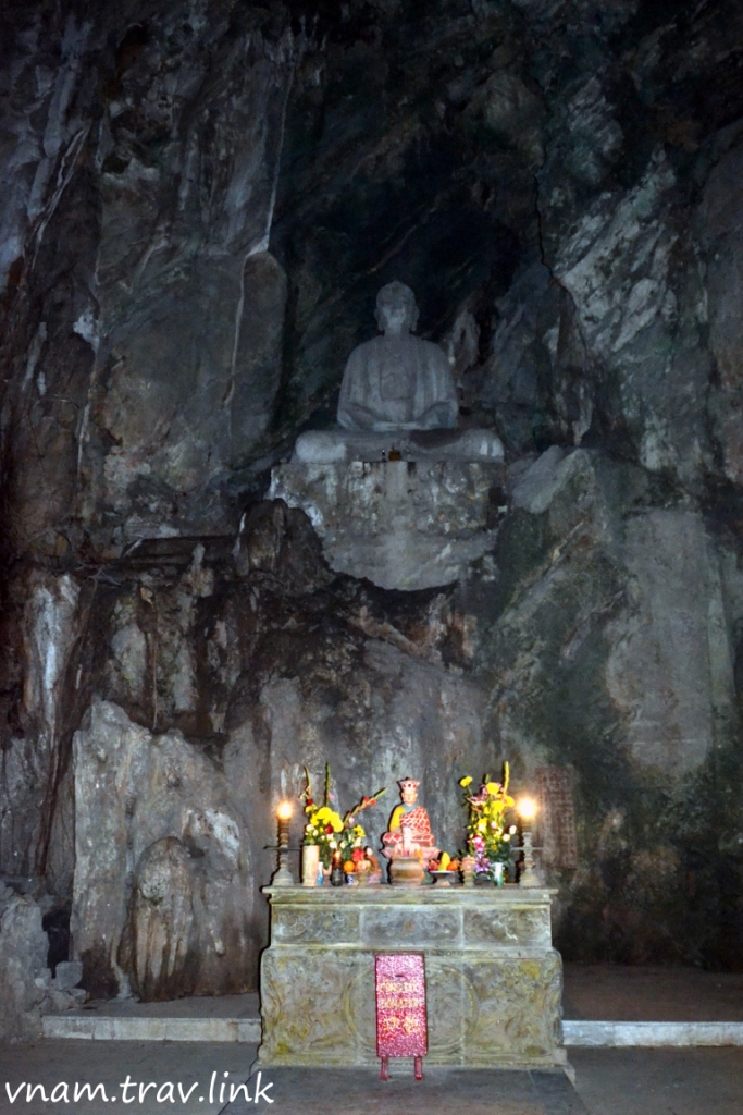 алтарь в пещере мраморных гор Дананга 