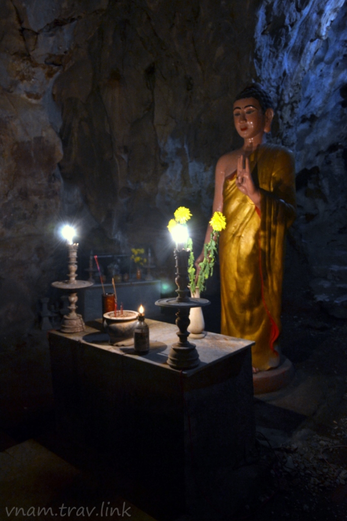 алтарь в пещере мраморных гор Дананга