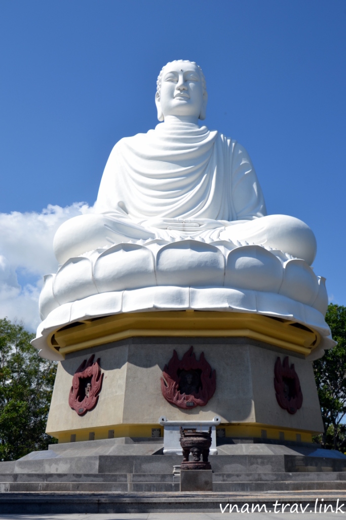 Пагода Лонг Шон (Long Son Pagoda) и сидящий Будда