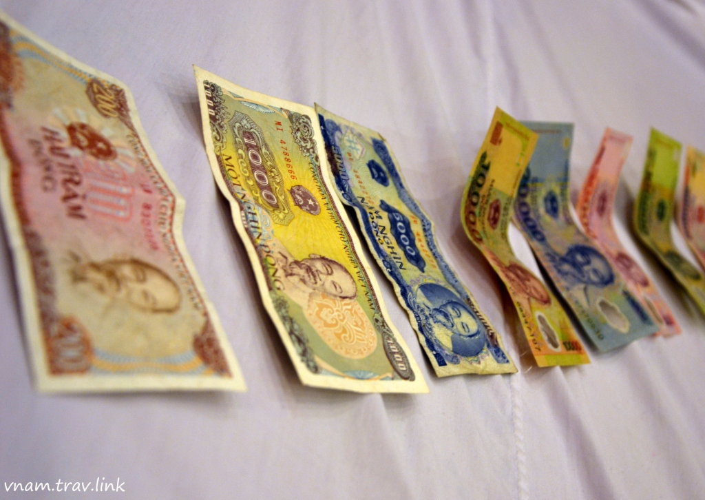 Вьетнамские деньги и доллары. Вьетнамские деньги 1988. Деньги Вьетнама курс. Вьетнамец с деньгами.